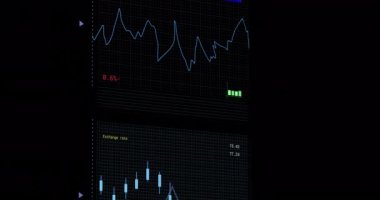 Siyah arka planda ekranlarla finansal veri işleme animasyonu. Küresel ağlar, işletmeler, finansmanlar, hesaplama ve veri işleme kavramı dijital olarak oluşturuldu.