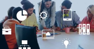 Muhtelif meslekdaşların ofiste tartışmalarına karşı birden fazla dijital simgenin animasyonu. Bilgisayar arayüzü ve iş teknolojisi kavramı