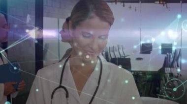 Kafkasyalı kadın doktor üzerinden bağlantı ağının animasyonu. Küresel tıp, sağlık, ağlar, hesaplama ve veri işleme kavramı dijital olarak oluşturulmuş video.
