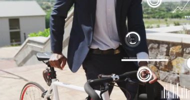 Bisikletli Afro-Amerikan iş adamının veri işleme animasyonu. Küresel ağlar, işletmeler, finansmanlar, hesaplama ve veri işleme kavramı dijital olarak oluşturuldu.