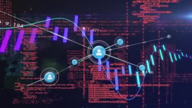 Siyah arkaplanda veri işleme üzerine simgelerle bağlantı ağının animasyonu. Küresel iş ve dijital arayüz kavramı dijital olarak oluşturulmuş video.