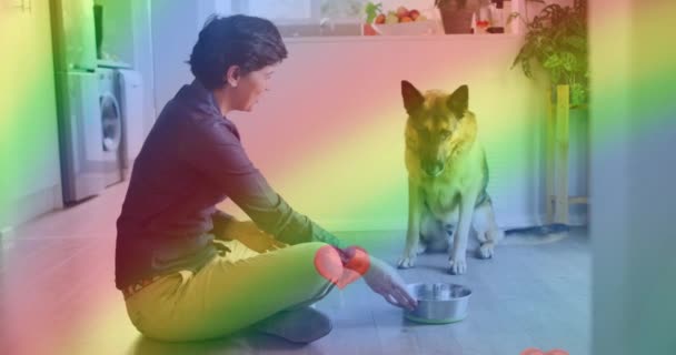 Animazione Emoji Cuore Bandiera Arcobaleno Sulla Donna Caucasica Con Cane — Video Stock