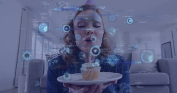 誕生日カップケーキやデータ処理にろうそくを吹く白人女性のアニメーション グローバルお祝い コンピューティング デジタルインターフェイスとデータ処理コンセプトデジタル生成ビデオ — ストック動画