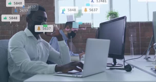 Animacja Ikon Liczb Nad Afrykańskim Amerykaninem Masce Twarzy Pomocą Smartfona — Wideo stockowe