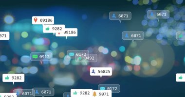 Şehir ışıkları üzerinde sosyal medya simgeleri ve veri işleme imgeleri. Küresel iş, finans, hesaplama ve veri işleme kavramı dijital olarak oluşturulmuş görüntü.