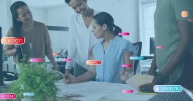 Barlarda çeşitli kadın iş arkadaşlarının fikirlerini paylaştığı numaraların canlandırılması. Dijital bileşik, çoklu pozlama, rakamlar, iş, planlama, açıklama ve takım çalışması kavramı.