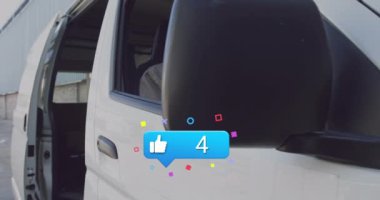 Uyarı etiketi animasyonu, başparmaklar yukarı simgeler, araçta cep telefonu kullanan Afrikalı Amerikalı kadın. Dijital bileşim, çoklu pozlama, sosyal medya, depo, dağıtım ve teknoloji.