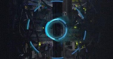 Bilgisayar sunucuları üzerinden tarama ve veri işleme animasyonları. Küresel ağlar, iş dünyası, finans, bulut hesaplama ve veri işleme kavramı dijital olarak oluşturulmuş video.