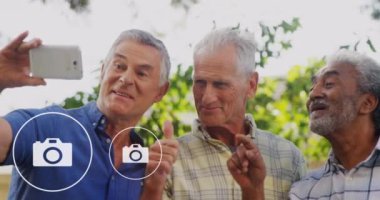 Sosyal medya simgelerinin akıllı telefon kullanan kıdemli çeşitli erkekler üzerinde canlandırılması. Dijital olarak oluşturulmuş küresel sosyal medya, iletişim, bağlantılar, hesaplama ve veri işleme kavramı.