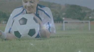 Beyazlı kadın futbolcu ve sahadaki futbol oyuncuları arasındaki bağlantı ağının animasyonu. Küresel spor, bağlantılar, hesaplama ve veri işleme kavramı dijital olarak oluşturulmuş video.