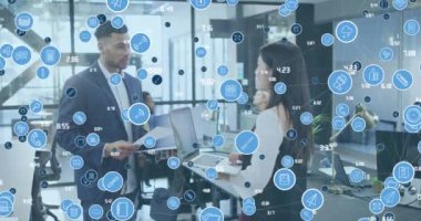 Çeşitli iş arkadaşlarının ofiste raporları tartışması üzerine bağlantılı simgelerin canlandırılması. Dijital bileşik, çoklu pozlama, iletişim, planlama, açıklama, takım çalışması ve teknoloji kavramı.