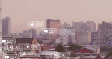 Bildirim animasyonu ve şehirdeki modern binaların sayıları açık gökyüzüne karşı değişiyor. Dijital bileşik, çoklu pozlama, sosyal medya, büyüme, iş, mimari ve teknoloji.