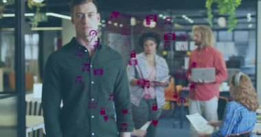 Kolları kavuşturulmuş, gülümseyen beyaz adamın üzerinde dünya oluşturan bağlı ikonların animasyonu. Dijital bileşik, çoklu pozlama, ofis, küreselleşme, koruma ve teknoloji kavramı.