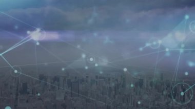 Şehir manzarası üzerindeki bağlantı ağının animasyonu. Küresel ağ, iş, finans, hesaplama ve veri işleme kavramı dijital olarak oluşturulmuş video.