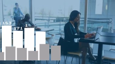 Cep telefonu kullanarak dizüstü bilgisayarda çalışan farklı kadınların numaralarını değiştiren grafiklerin animasyonu. Dijital bileşik, çoklu pozlama, rapor, iş dünyası, soyut ve teknoloji kavramı.