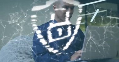 Kalkandaki asma kilidin animasyonu, dizüstü bilgisayarla çalışan Afrikalı Amerikalı iş adamının üzerindeki noktaları birleştirmek. Dijital bileşik, çoklu pozlama, iletişim, koruma, güvenlik ve teknoloji kavramı.