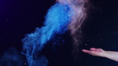 Beyaz parçacıkların el üstünde düşüşünün animasyonu siyah arkaplana renkli toz fırlatıyor. Soyut arkaplan, şablon ve hareket kavramı dijital olarak oluşturuldu.