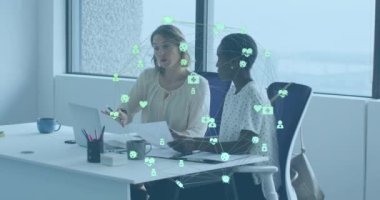 Bağlı ikonların dünyayı oluşturması, çeşitli kadın iş arkadaşlarının dizüstü bilgisayarlarda raporları tartışması. Dijital bileşik, çoklu pozlama, küreselleşme, iletişim, takım çalışması, teknoloji, iş.