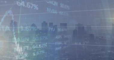 Şehir manzarası üzerinde finansal veri işleme animasyonu. Küresel iş, finans, bulut hesaplama ve veri işleme kavramı dijital olarak oluşturulmuş video.