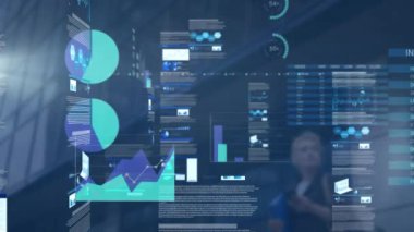 Binanın karşısında duran beyaz kadının düşük açılı görüntüsü üzerinde bilgi arayüzü animasyonu. Dijital bileşik, çoklu pozlama, rapor, iş, mimari ve teknoloji kavramı.