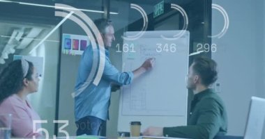 Dairelerin yüklenmesi, çeşitli yöneticilerin iş arkadaşlarına stratejiyi açıklamaları. Dijital bileşik, çoklu pozlama, ilerleme, planlama, takım çalışması, soyut ve ofis kavramı.