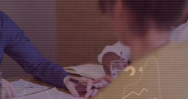 Afrika kökenli Amerikalı albino adamın ofisinde veri işleme animasyonu. Küresel iş, finans, hesaplama ve veri işleme kavramı dijital olarak oluşturulmuş video.