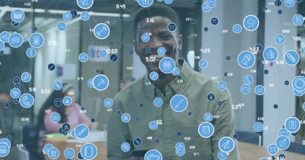 オフィスでアフリカ系アメリカ人の笑顔の上に数字と接続されたアイコンのアニメーション デジタル複合体 複数の露出 ビジネスと技術の概念 — ストック動画