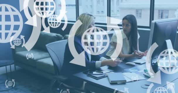 用箭头在不同的女性同事身上动画全球图标 讨论计算机上的报道 数字合成 多重曝光 全球化 团队合作和技术概念 — 图库视频影像