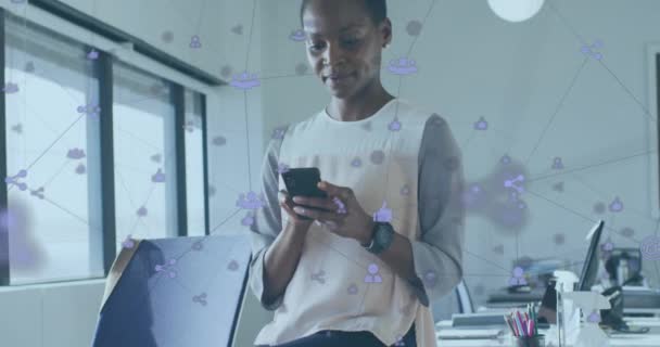 Animace Propojených Ikon Nad Africkou Američankou Pomocí Mobilního Telefonu Kanceláři — Stock video