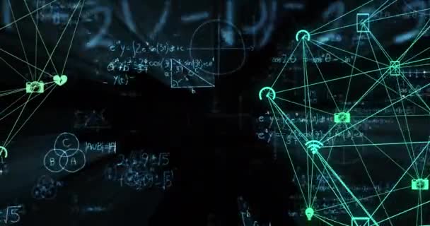 连接图标在数学方程上形成的动画 黑色背景上的图表 数字生成的全息图 全球化 解决方案和技术概念 — 图库视频影像