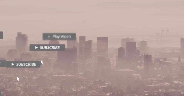 霧に覆われた近代的な街並みの上に通知ラベルをクリックしてカーソルのアニメーション デジタル複合体 複数の露出 ソーシャルメディア 抽象的および技術の概念 — ストック動画