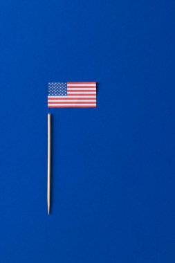 Amerika Birleşik Devletleri bayrağının mavi arka planında fotokopi alanı olan yüksek açılı görüntüsü. Amerikan vatanseverliği, bağımsızlık günü ve gelenek kavramı.
