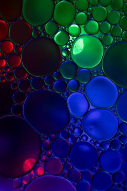 Makro, çok renkli arkaplan üzerinde fotokopi alanı olan su kabarcıklarını kapat. Makro, renk, su, şekil ve şablon kavramı.