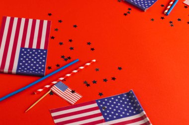 Kırmızı, mavi ve beyaz yıldızlar ve kırmızı arka planda kopya alanı olan Amerika Birleşik Devletleri bayrakları. Amerikan vatanseverliği, bağımsızlık günü ve gelenek kavramı.
