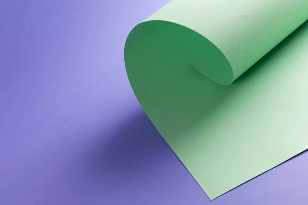 Primer Plano Del Papel Verde Sobre Fondo Púrpura Con Espacio — Foto de Stock
