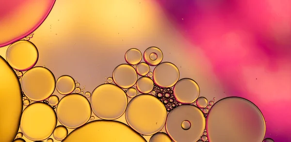 Макро Крупним Планом Водяні Бульбашки Копіювальним Простором Жовтому Тлі Концепція — стокове фото