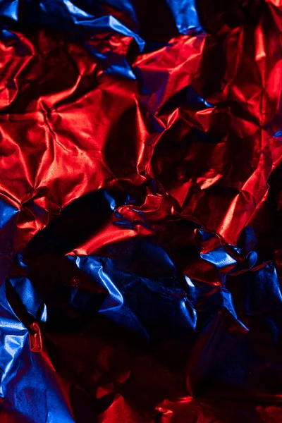 Gros Plan Papier Aluminium Froissé Bleu Brillant Rouge Avec Espace — Photo