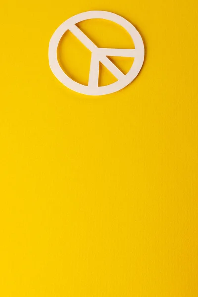 Wysoki Kąt Widzenia Białego Znaku Pokoju Miejsca Kopiowania Żółtym Tle — Zdjęcie stockowe