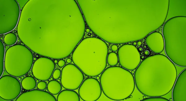 緑色の背景にコピースペースで水の泡のマクロを閉じます マクロ カラー パターンの概念 — ストック写真