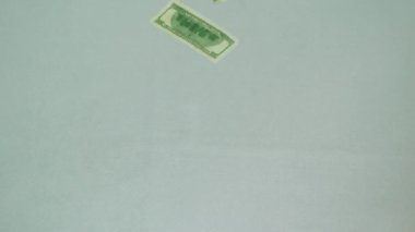 Avro üzerinde düşen dolarların soyut arka planla karşılaştırılması. Dijital bileşik, çoklu pozlama, para birimi, bankacılık, finans ve iş konsepti.