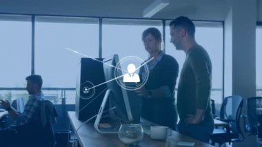 Profil simgelerinden oluşan bir ağın animasyonu. Ofiste tartışan kadın ve erkek arasında. Küresel ağ ve iş teknolojisi kavramı