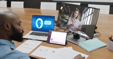 Bilgisayardaki çeşitli iş adamları ofislerinde dizüstü bilgisayarlarında veri işleme ile görüşüyorlar. İş, finans, veri işleme ve teknoloji.