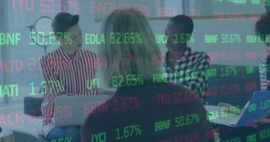 Ofiste bir belgeyi geçen çeşitli meslektaşların borsa veri işleme animasyonları. Küresel ekonomi ve iş teknolojisi kavramı