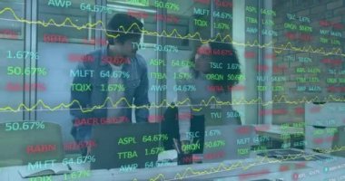 Çeşitli iş arkadaşlarının ticaret kurulunun fikirleri paylaşması ve ofiste el sıkışması. Dijital bileşik, çoklu pozlama, borsa, planlama, takım çalışması ve teknoloji kavramı.
