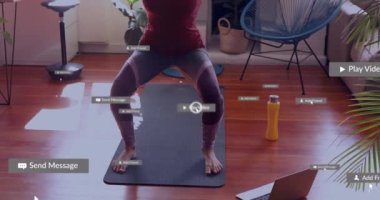 Sosyal medya simgelerinin evde dizüstü bilgisayarın önünde çalışan beyaz kadın üzerinde canlandırılması. Sosyal medya ağı ve fitness blog yazma kavramı