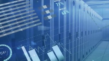 Sunucu odasında finansal veri işleme animasyonu. Küresel teknoloji, bilgisayar ve dijital arayüz kavramı dijital olarak oluşturulmuş video.