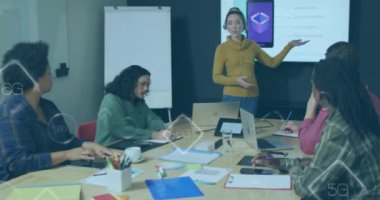 Beyaz bir kadının ofisinde sunum yapması üzerine 5G ve 6G yazılı afişlerin animasyonu. Küresel ağ ve iş teknolojisi kavramı