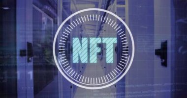 Nft metin afişi, gökkuşağı mercek fişeği ve bilgisayar sunucu odasına karşı veri işleme animasyonu. Kripto para birimi ve iş veri depolama teknolojisi kavramı