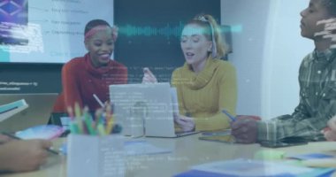 Ofisteki bir dizüstü bilgisayar üzerinde tartışan çeşitli meslektaşların veri işleme ekranlarının animasyonu. Küresel ağ ve iş arayüzü teknolojisi kavramı