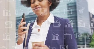 Akıllı telefon kullanan Afro-Amerikan iş kadınının veri işleme animasyonu. Dijital olarak oluşturulmuş küresel iletişim, iş, bilgisayar ve veri işleme kavramı.